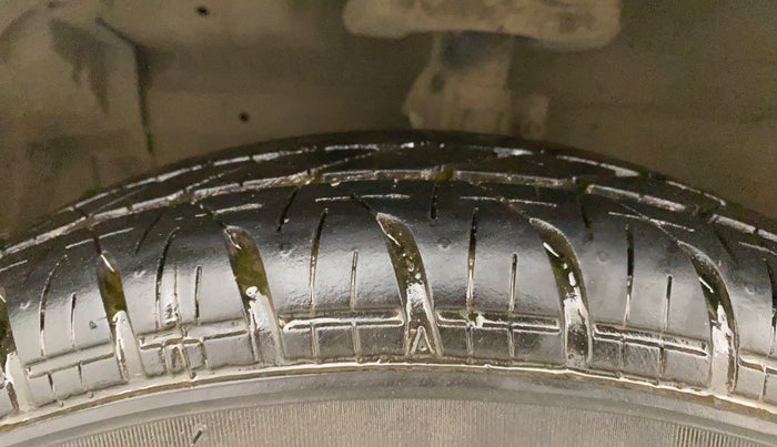 2013 Maruti Swift Dzire VXI, Petrol, Manual, 40,877 km, Left Front Tyre Tread