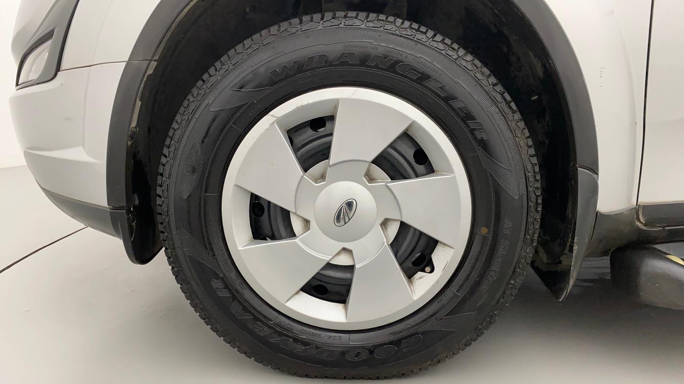 2016 Mahindra XUV500 W6, Diesel, Manual, 36,700 km, Left Front Wheel