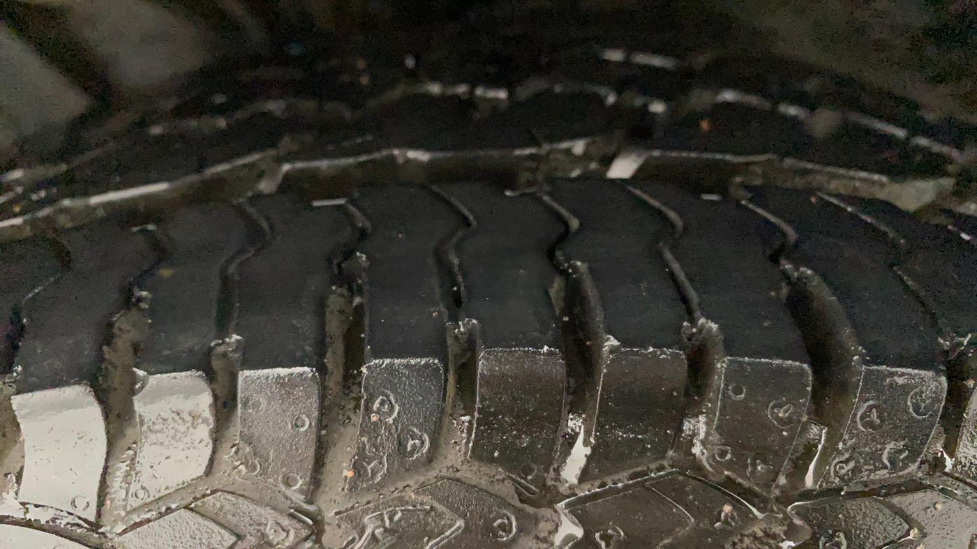 2016 Mahindra XUV500 W6, Diesel, Manual, 36,700 km, Left Front Tyre Tread