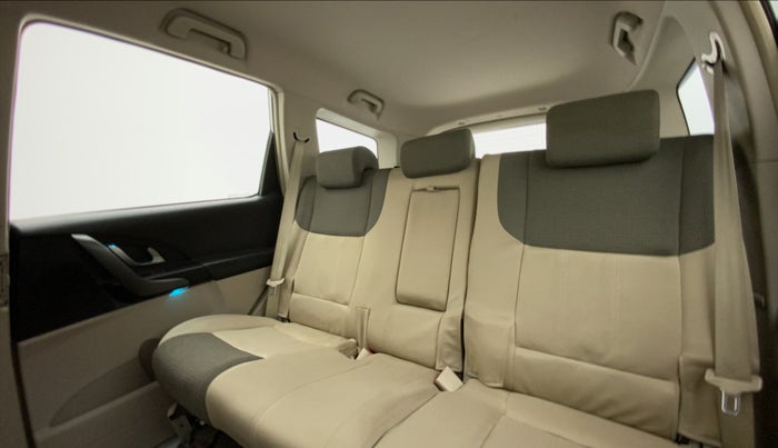 2016 Mahindra XUV500 W6, Diesel, Manual, 36,700 km, Right Side Rear Door Cabin