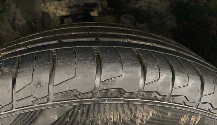 2017 Jeep Compass LIMITED 2.0 DIESEL, Diesel, Manual, 1,11,234 km, Right Front Tyre Tread