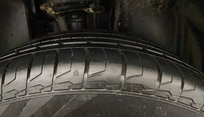 2017 Jeep Compass LIMITED 2.0 DIESEL, Diesel, Manual, 1,11,234 km, Right Rear Tyre Tread