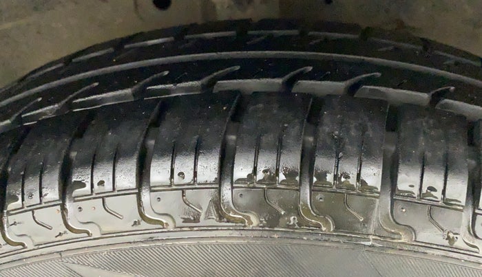 2012 Maruti Swift LXI, Petrol, Manual, 54,593 km, Right Front Tyre Tread