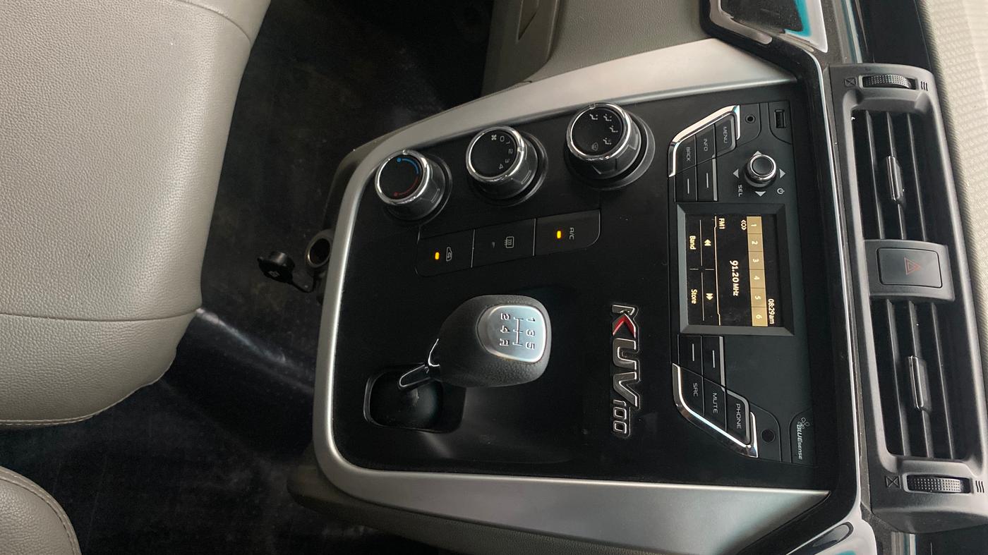 2017 Mahindra Kuv100 K6 PLUS 6 STR, Petrol, Manual, 63,581 km, Gear Lever