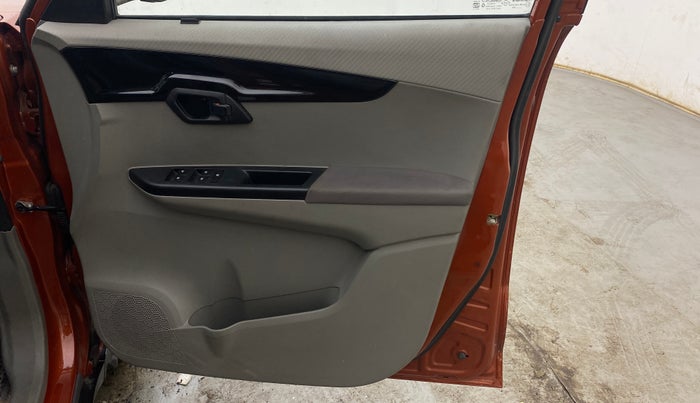 2017 Mahindra Kuv100 K6 PLUS 6 STR, Petrol, Manual, 63,581 km, Driver Side Door Panels Control