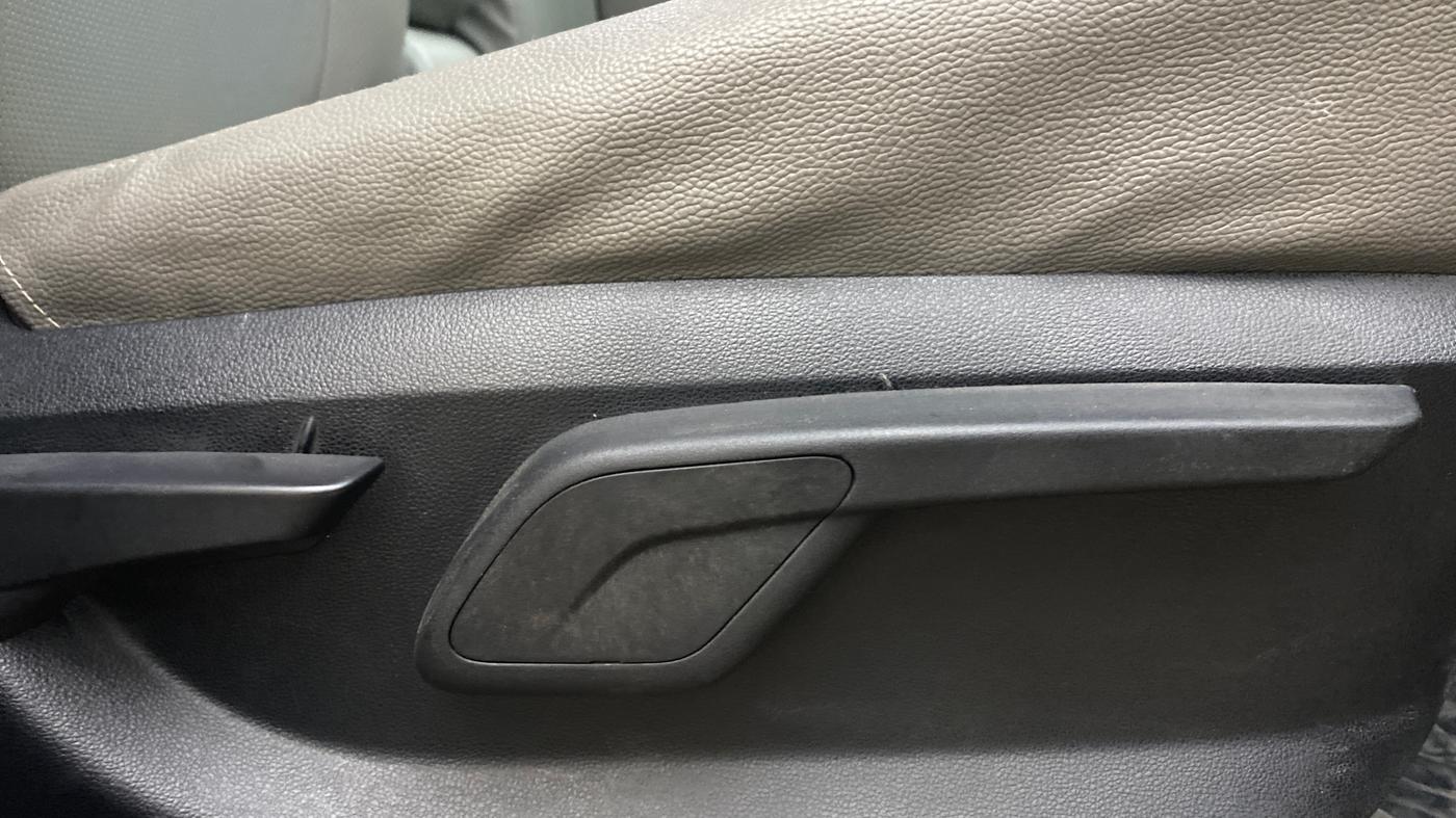 2017 Mahindra Kuv100 K6 PLUS 6 STR, Petrol, Manual, 63,581 km, Driver Side Adjustment Panel