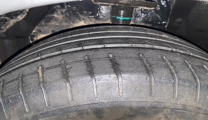 2015 Maruti S Cross DELTA 1.6, Diesel, Manual, 69,587 km, Left Front Tyre Tread