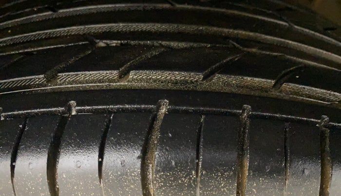 2018 Maruti Baleno DELTA PETROL 1.2, Petrol, Manual, 60,408 km, Right Front Tyre Tread