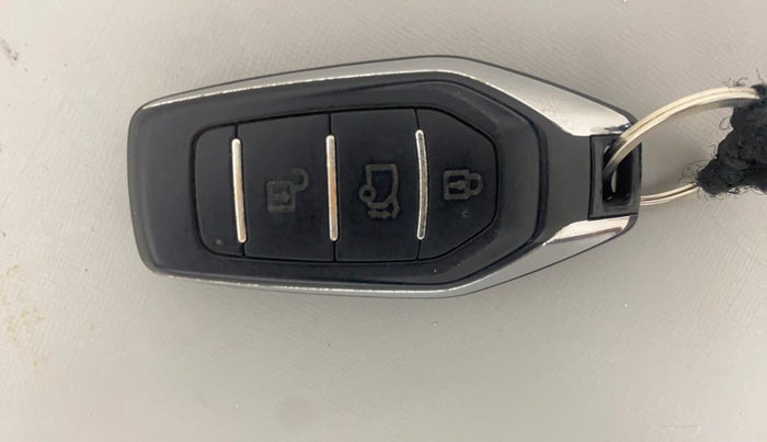 2017 Mahindra XUV500 W10, Diesel, Manual, 98,291 km, Key Close Up