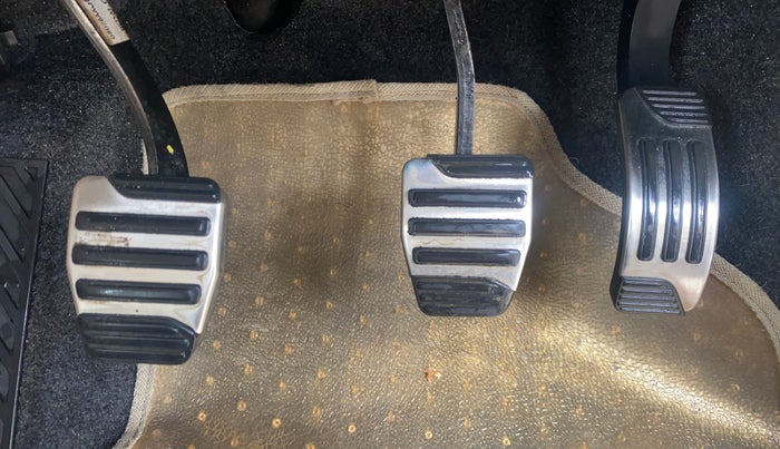 2017 Mahindra XUV500 W10, Diesel, Manual, 98,291 km, Pedals