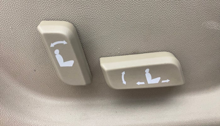 2017 Mahindra XUV500 W10, Diesel, Manual, 98,291 km, Driver Side Adjustment Panel