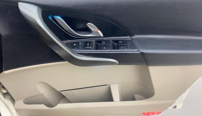 2017 Mahindra XUV500 W10, Diesel, Manual, 98,291 km, Driver Side Door Panels Control