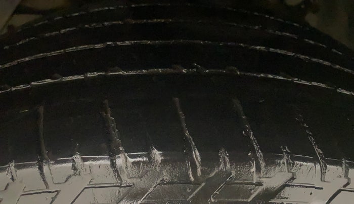 2017 Mahindra XUV500 W10, Diesel, Manual, 98,291 km, Left Front Tyre Tread