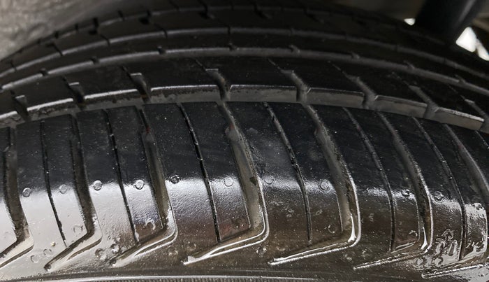 2012 Maruti Wagon R 1.0 VXI, CNG, Manual, 70,689 km, Left Rear Tyre Tread