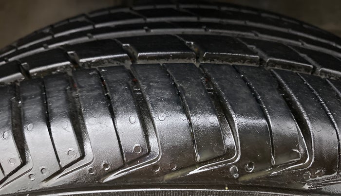 2012 Maruti Wagon R 1.0 VXI, CNG, Manual, 70,689 km, Right Front Tyre Tread