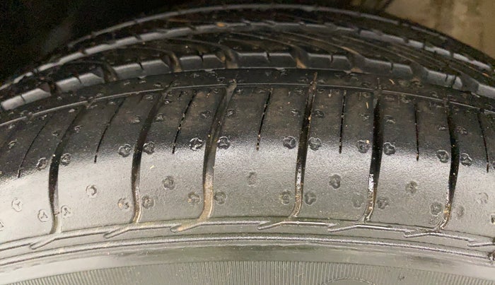 2015 Volkswagen Vento HIGHLINE TDI AT, Diesel, Automatic, 63,344 km, Left Front Tyre Tread