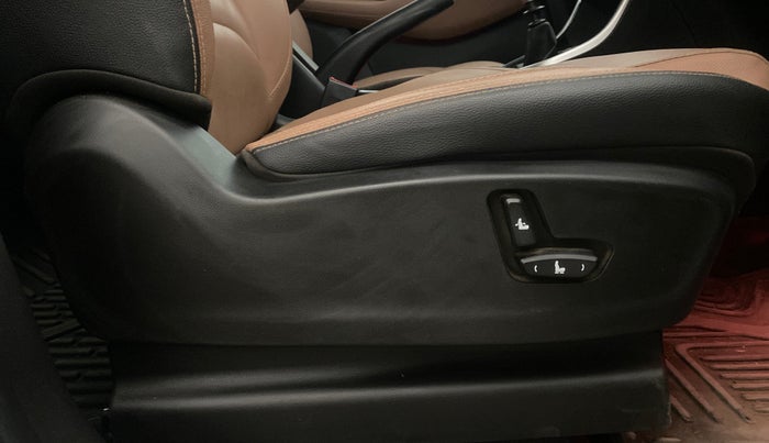 2024 MG HECTOR PLUS SHARP PRO 2.0 TURBO DIESEL 7 STR, Diesel, Manual, 25,742 km, Driver Side Adjustment Panel