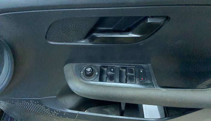 2022 Tata ALTROZ XZ PLUS PETROL, Petrol, Manual, 71,467 km, Driver Side Door Panels Control