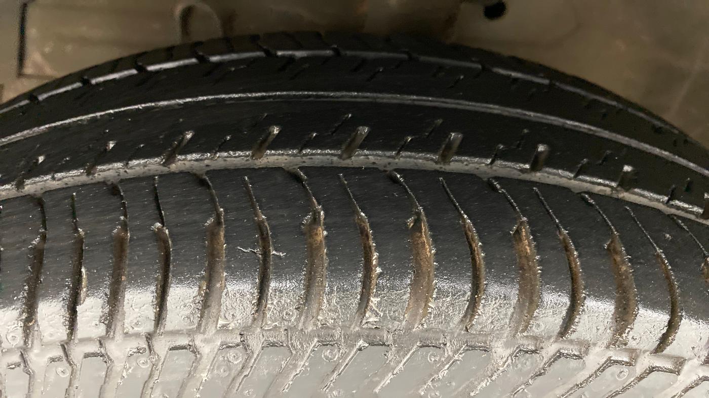 2012 Maruti Swift VXI, Petrol, Manual, 24,011 km, Left Front Tyre Tread