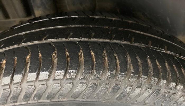2012 Maruti Swift VXI, Petrol, Manual, 24,011 km, Right Rear Tyre Tread