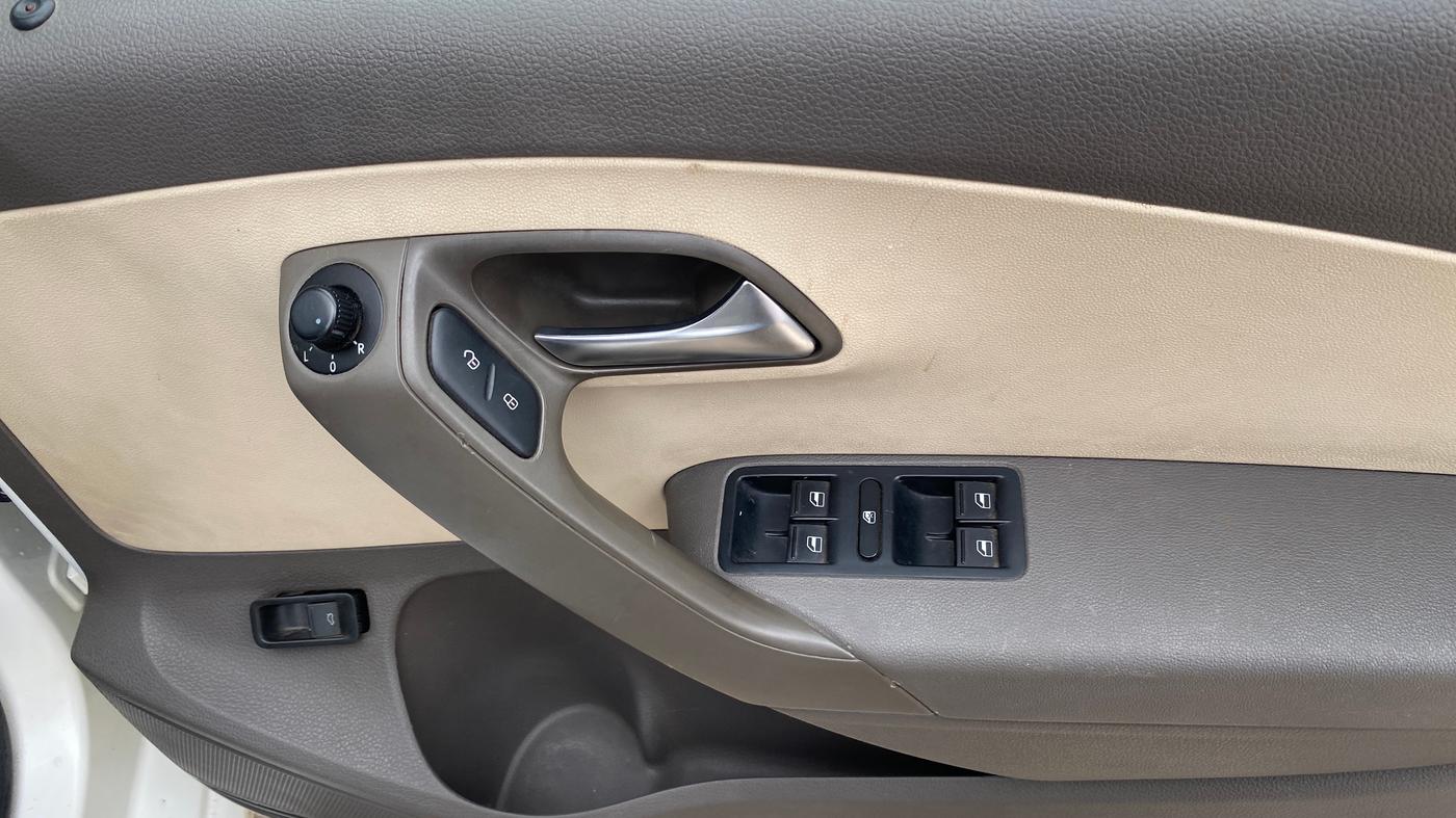 2014 Volkswagen Vento COMFORTLINE TSI AT PETROL, Petrol, Automatic, 36,400 km, Driver Side Door Panels Control