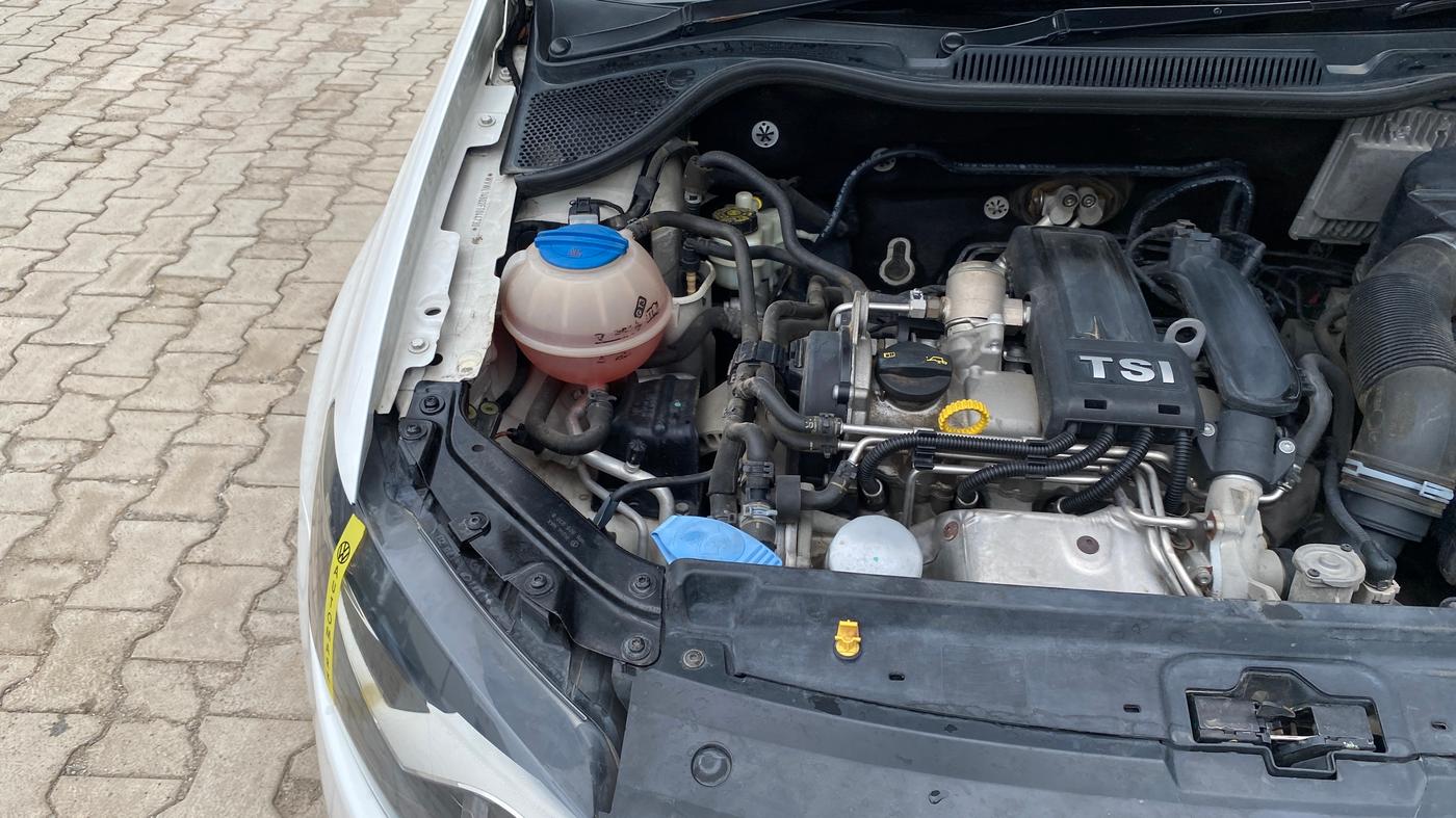 2014 Volkswagen Vento COMFORTLINE TSI AT PETROL, Petrol, Automatic, 36,400 km, Engine View - Right