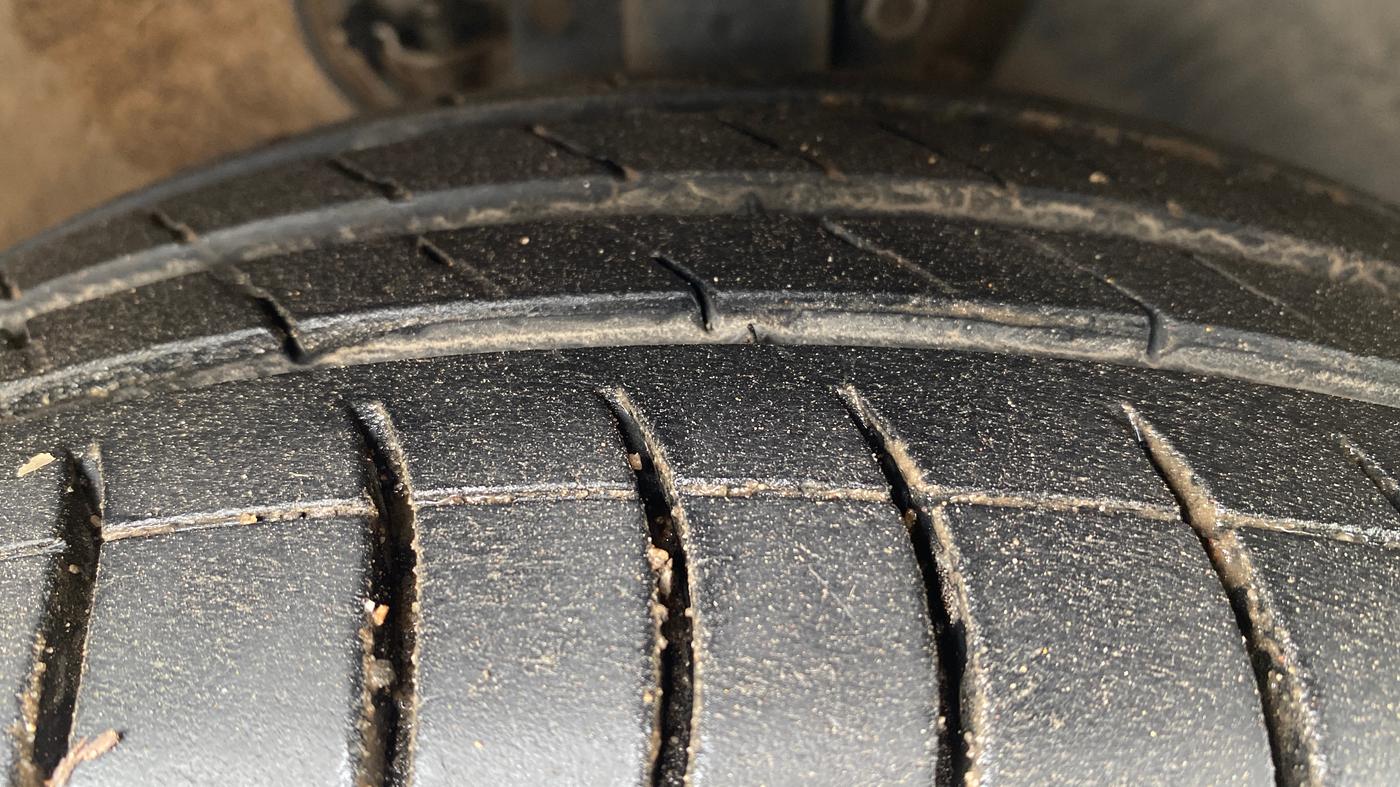 2014 Volkswagen Vento COMFORTLINE TSI AT PETROL, Petrol, Automatic, 36,400 km, Right Front Tyre Tread