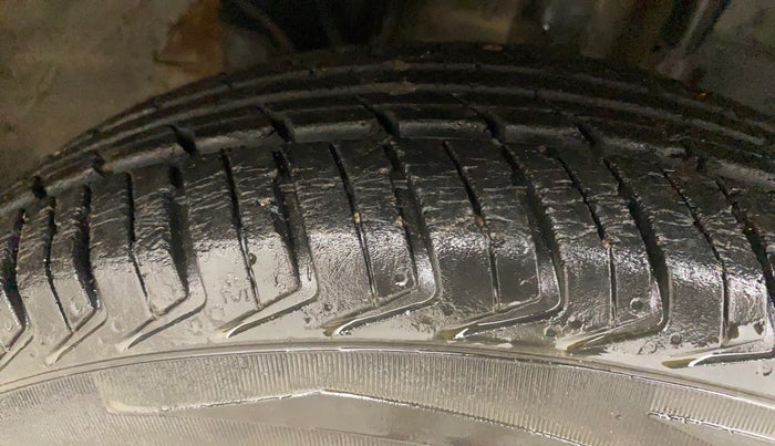 2017 Renault Kwid CLIMBER 1.0 AMT, Petrol, Automatic, 33,884 km, Right Front Tyre Tread