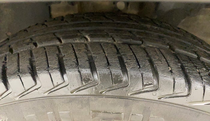 2017 Renault Kwid CLIMBER 1.0 AMT, Petrol, Automatic, 33,884 km, Left Front Tyre Tread