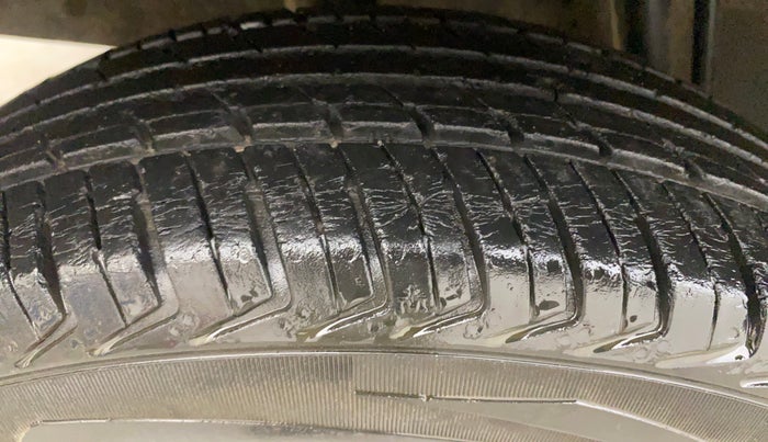 2017 Renault Kwid CLIMBER 1.0 AMT, Petrol, Automatic, 33,884 km, Right Rear Tyre Tread