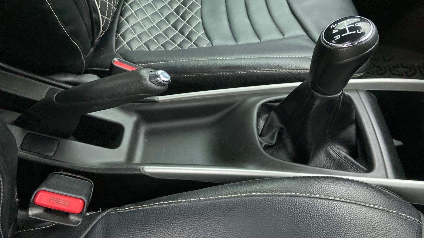 2016 Maruti Baleno ZETA DIESEL 1.3, Diesel, Manual, 66,462 km, Gear Lever