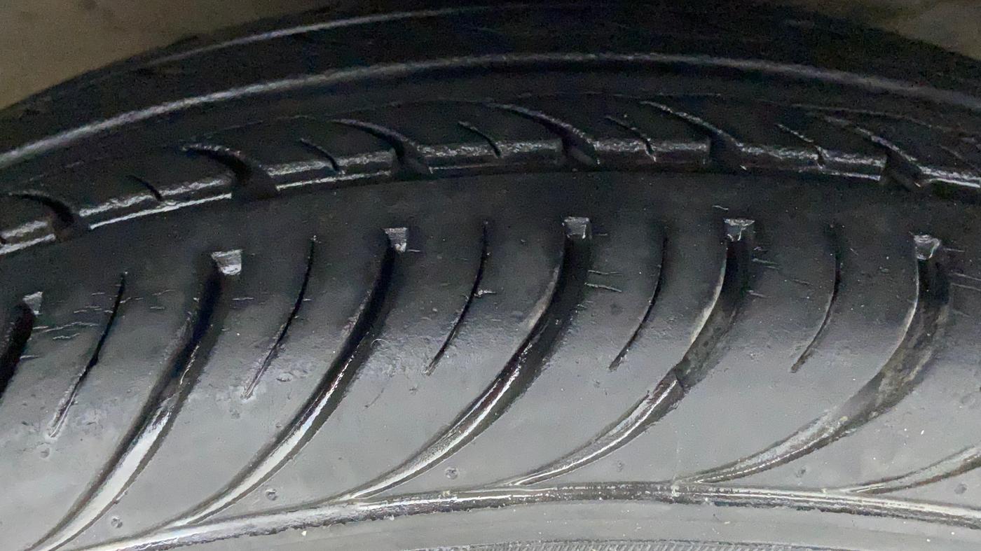 2010 Hyundai Santro Xing GL, Petrol, Manual, 13,198 km, Right Front Tyre Tread
