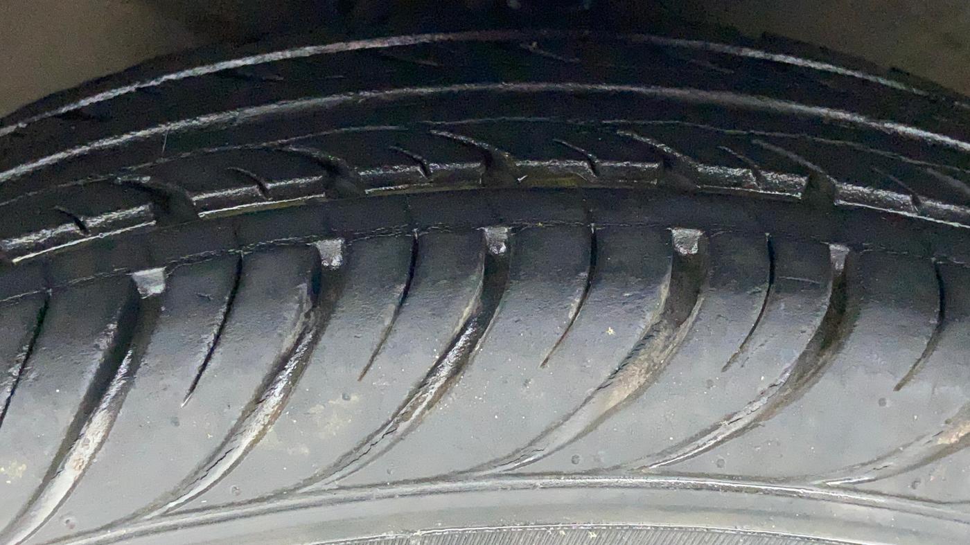 2010 Hyundai Santro Xing GL, Petrol, Manual, 13,198 km, Left Front Tyre Tread