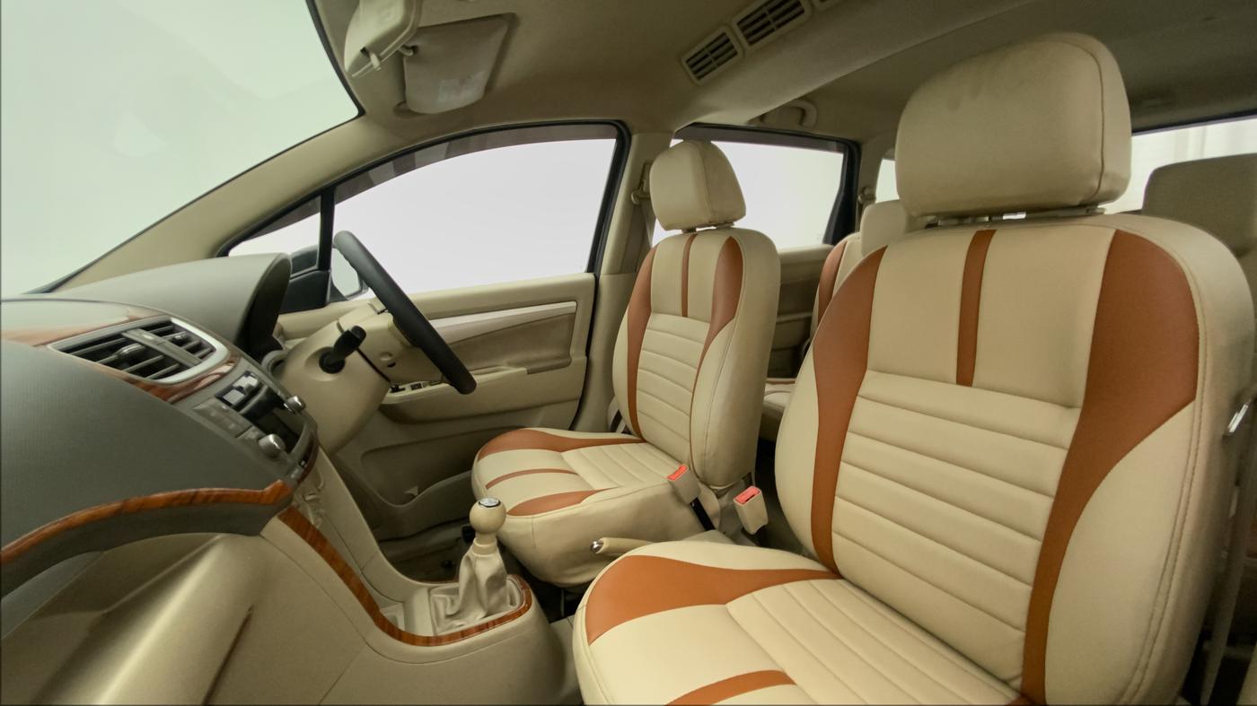 2012 Maruti Ertiga ZXI, CNG, Manual, 1,13,716 km, Right Side Front Door Cabin