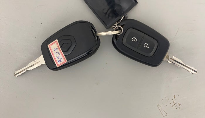 2022 Renault TRIBER RXZ AMT, Petrol, Automatic, 26,341 km, Key Close Up