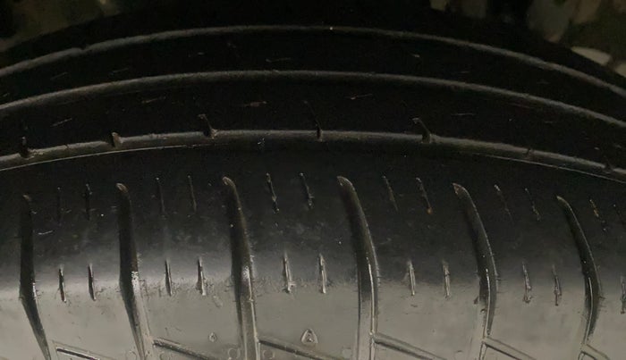 2022 Renault TRIBER RXZ AMT, Petrol, Automatic, 26,341 km, Right Rear Tyre Tread