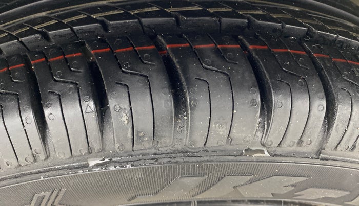 2016 Hyundai Grand i10 SPORTZ 1.1 CRDI, Diesel, Manual, 1,06,501 km, Right Rear Tyre Tread