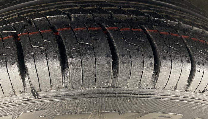 2016 Hyundai Grand i10 SPORTZ 1.1 CRDI, Diesel, Manual, 1,06,501 km, Left Front Tyre Tread