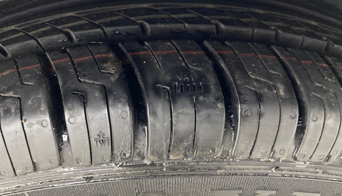 2016 Hyundai Grand i10 SPORTZ 1.1 CRDI, Diesel, Manual, 1,06,501 km, Right Front Tyre Tread