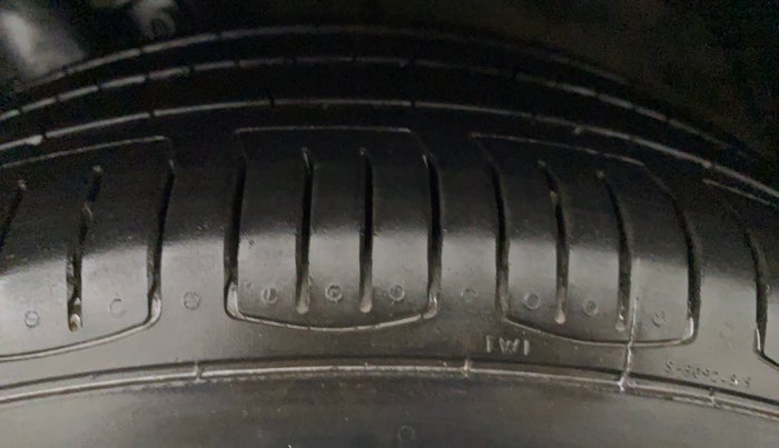 2012 Volkswagen Vento HIGHLINE 1.6 MPI, Petrol, Manual, 63,550 km, Left Front Tyre Tread