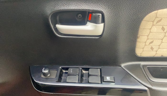 2017 Maruti Wagon R 1.0 VXI, Petrol, Manual, 35,617 km, Driver Side Door Panels Control