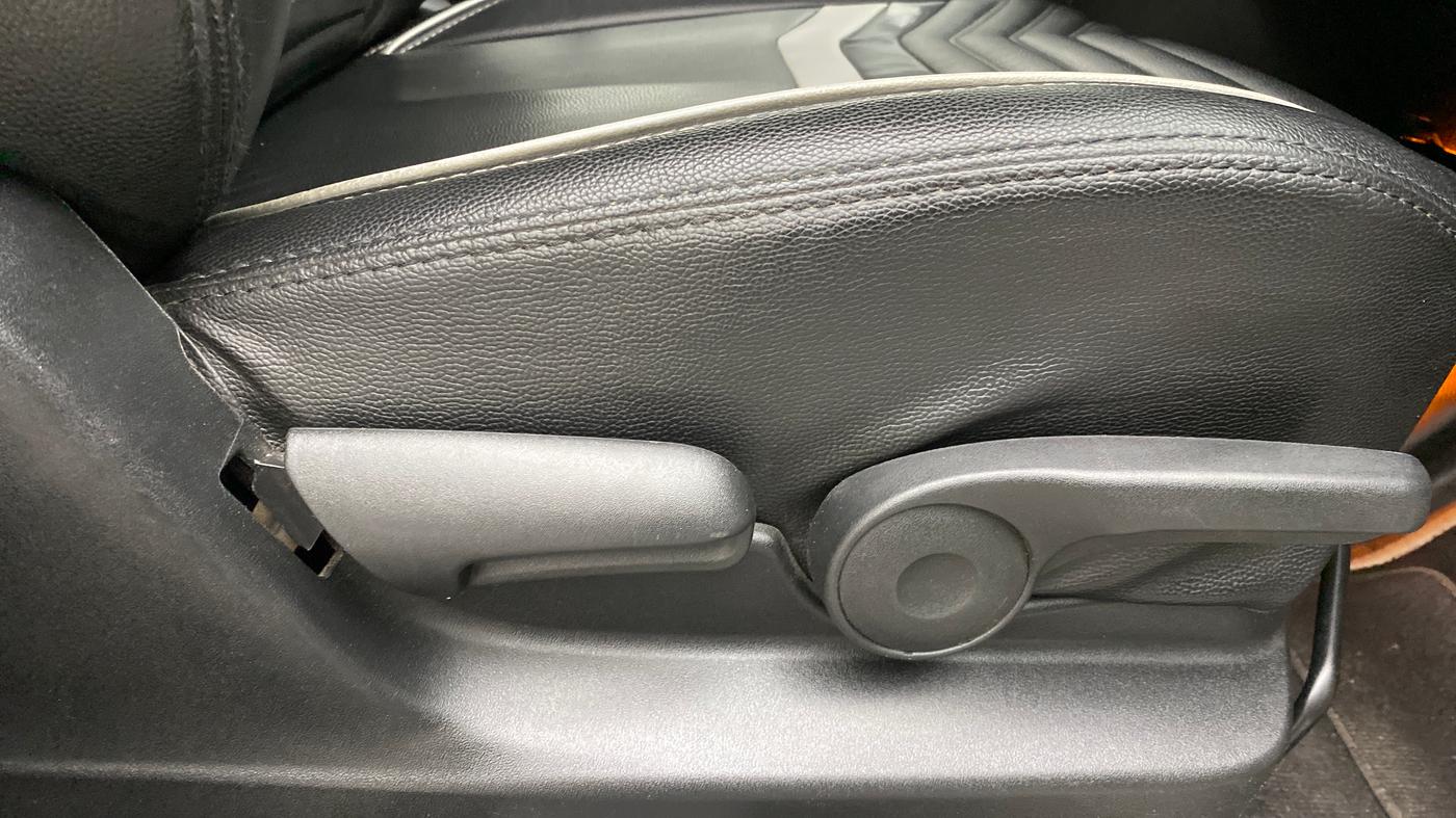 2019 Maruti Vitara Brezza ZDI AMT, Diesel, Automatic, 94,202 km, Driver Side Adjustment Panel