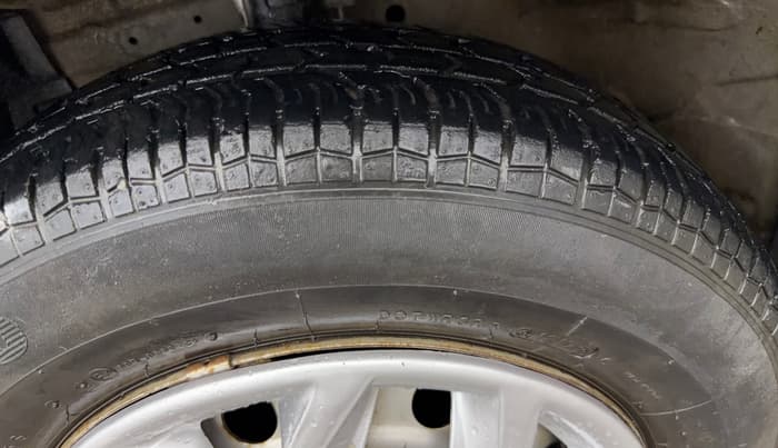 2017 Maruti Swift LXI (O), Petrol, Manual, 64,615 km, Left Front Tyre Tread
