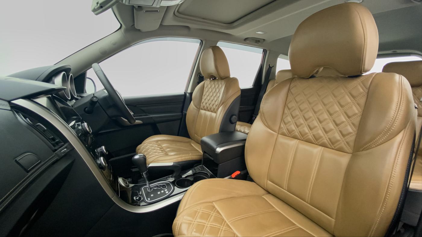 2019 Mahindra XUV500 W11 (O) AT, Diesel, Automatic, 29,100 km, Right Side Front Door Cabin