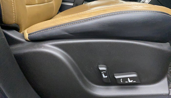 2019 Mahindra XUV500 W11 (O) AT, Diesel, Automatic, 29,100 km, Driver Side Adjustment Panel