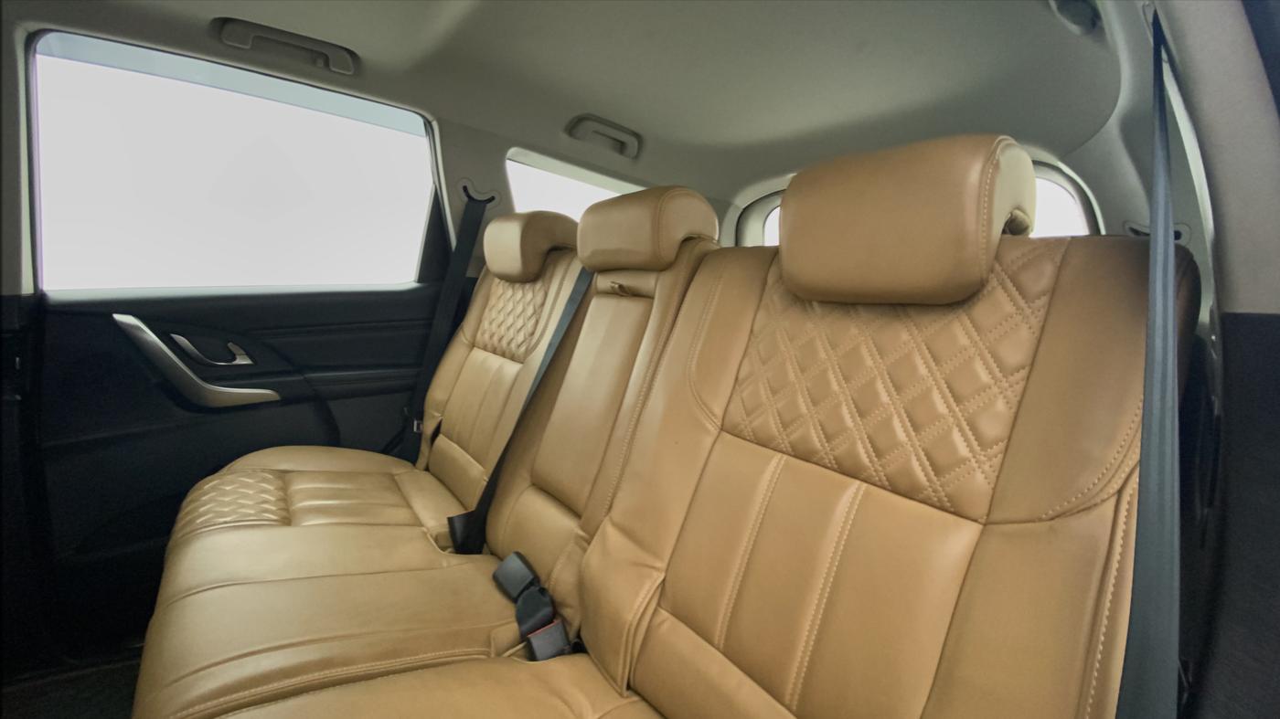 2019 Mahindra XUV500 W11 (O) AT, Diesel, Automatic, 29,100 km, Right Side Rear Door Cabin