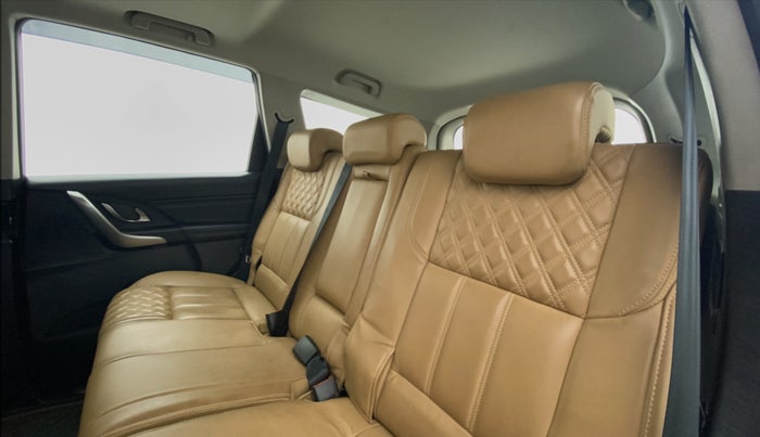 2019 Mahindra XUV500 W11 (O) AT, Diesel, Automatic, 29,100 km, Right Side Rear Door Cabin