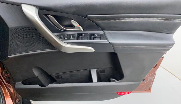 2019 Mahindra XUV500 W11 (O) AT, Diesel, Automatic, 29,100 km, Driver Side Door Panels Control