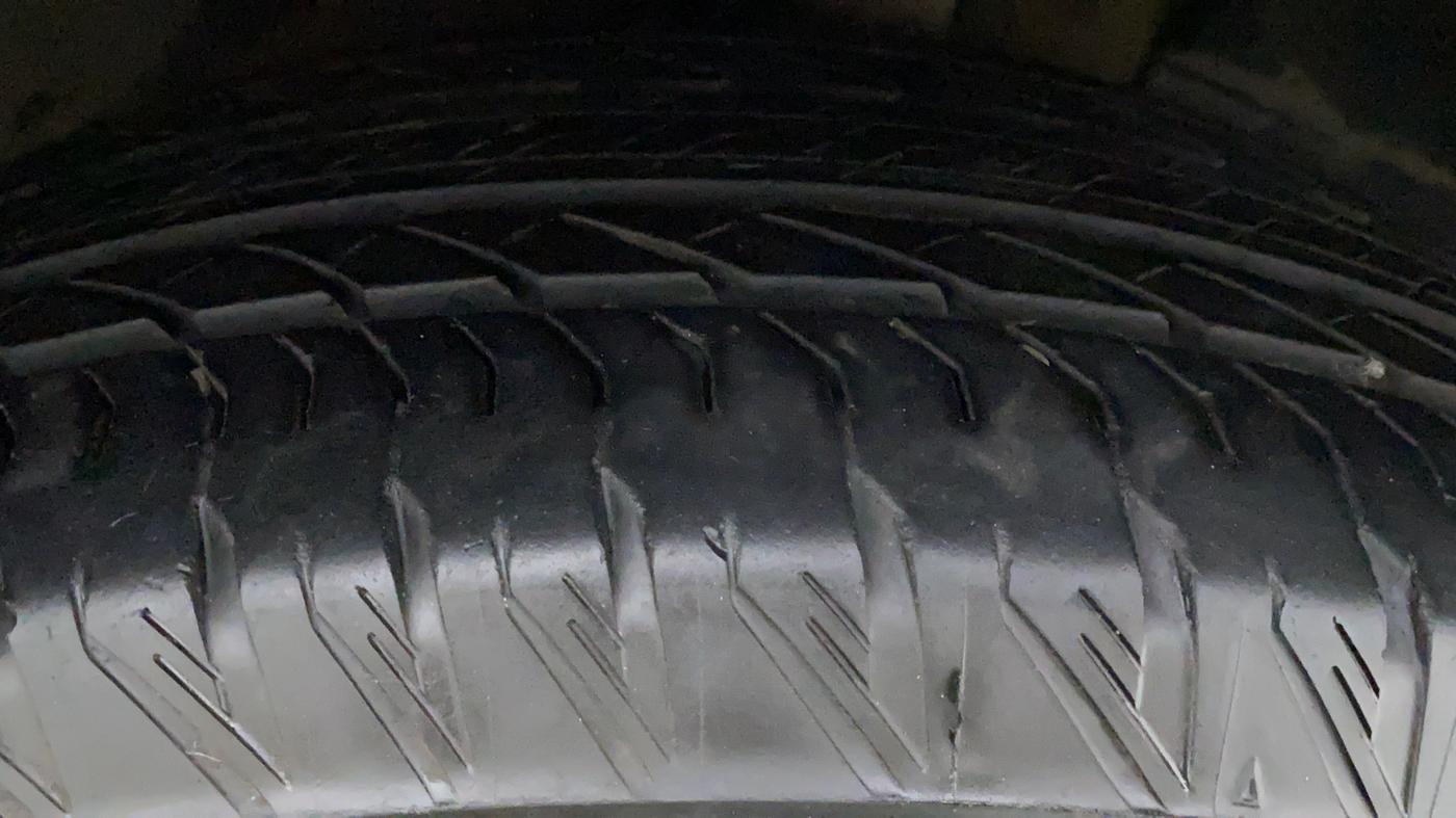 2019 Mahindra XUV500 W11 (O) AT, Diesel, Automatic, 29,100 km, Right Front Tyre Tread