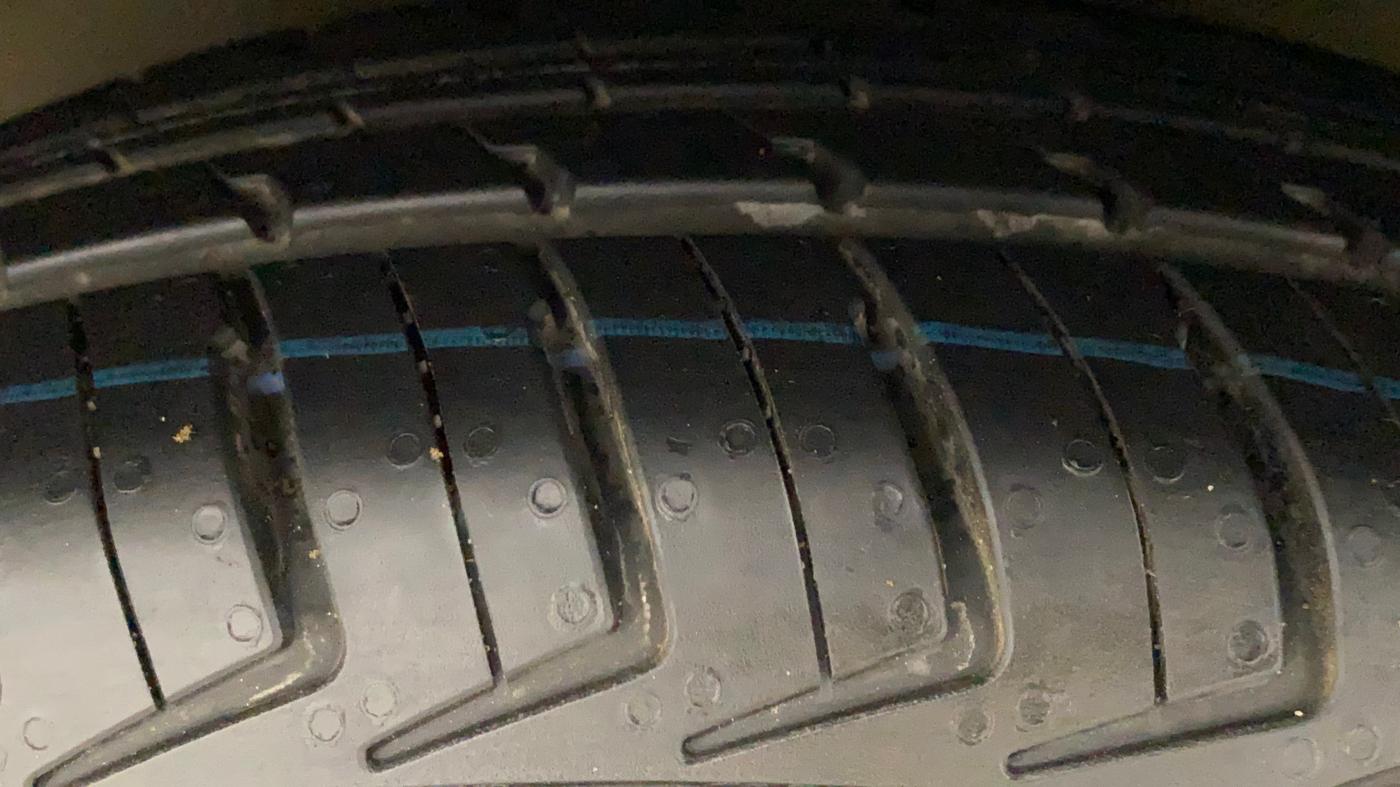 2010 Hyundai i10 MAGNA 1.2, Petrol, Manual, 1,12,101 km, Left Front Tyre Tread
